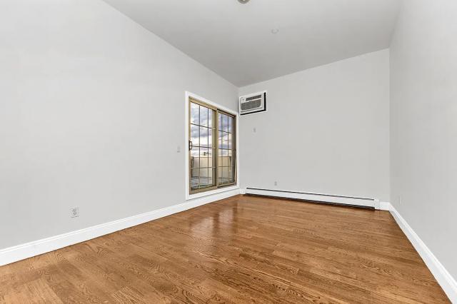 Building Photo - 3 bedroom in ASTORIA NY 11103