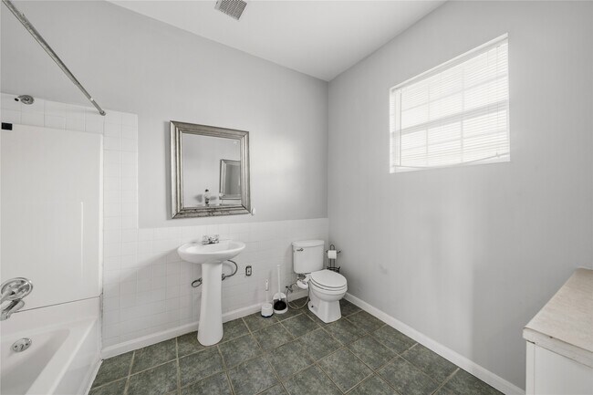 Building Photo - 1510 Truxillo St