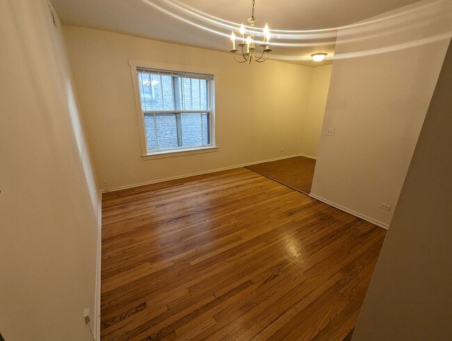 Building Photo - Updated Very Large 2 BR In Uptown
