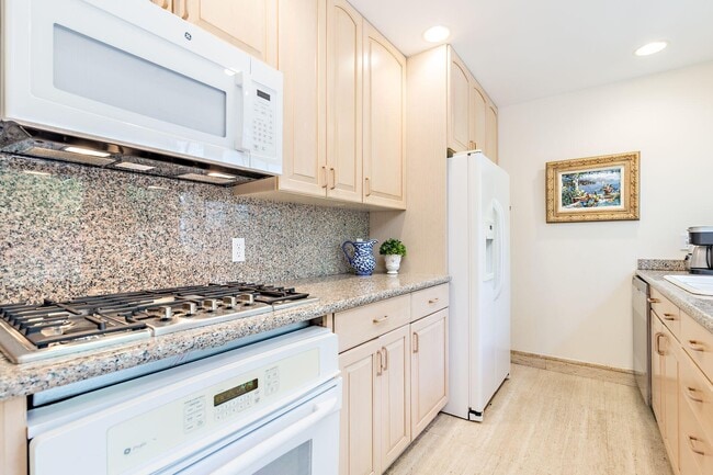 Building Photo - 155 Peruvian Ave