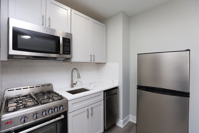 Building Photo - 545 W Belmont Ave