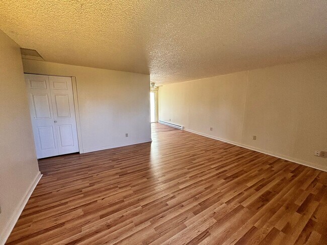 Building Photo - HOLM-4192SW17