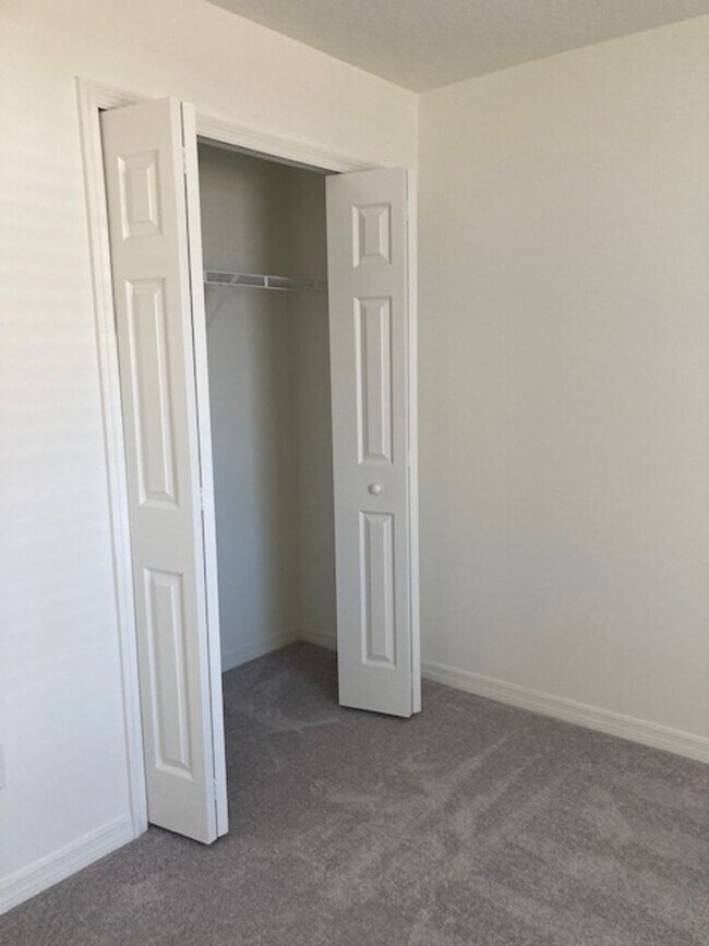 Building Photo - Like new 3/2/2 with screened in porch! Located close to the beach, shopping, parks and so much mo...