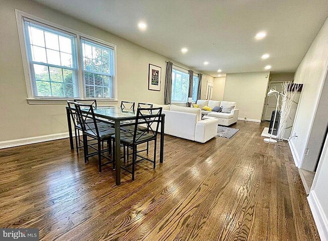 Building Photo - 5901 Middleton Ln