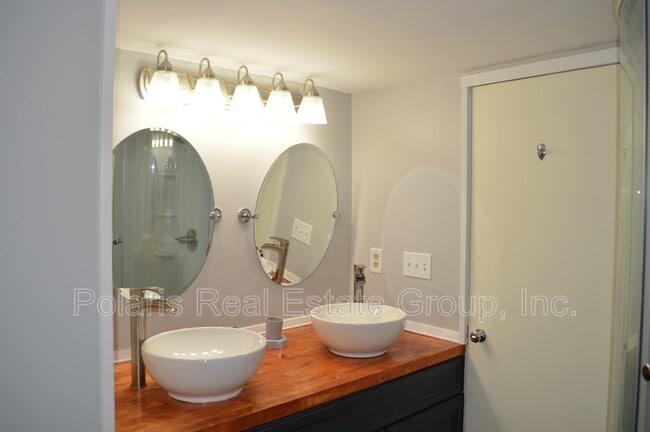 Building Photo - 6057 Rosslyn Ave