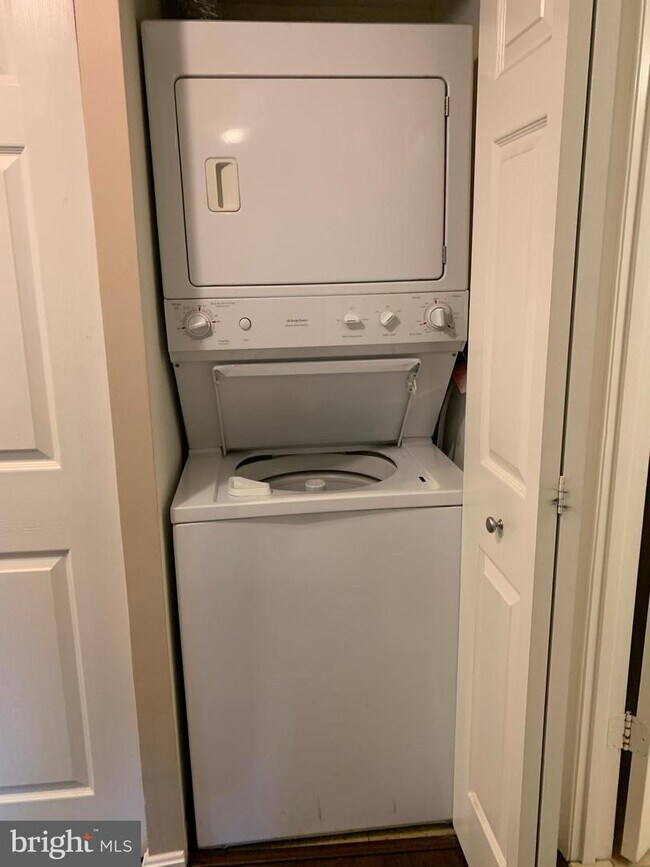 Building Photo - 10101 Grosvenor Pl