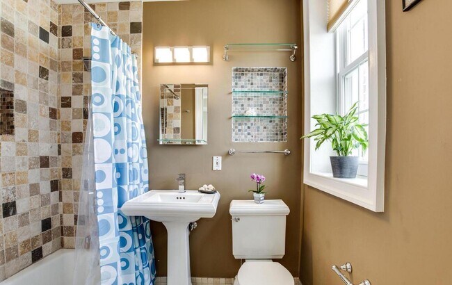 Building Photo - Exceptional 2BR/2BA corner unit with lovely city views. Ready NOW. Priced to rent!