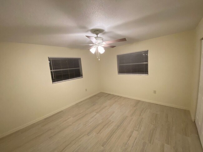 Building Photo - 2385 Poinsettia Dr