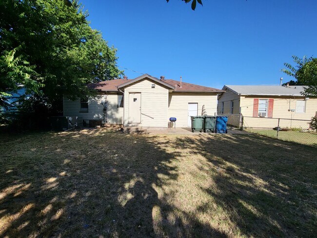 Building Photo - Beautiful 3 bedroom house with granite countertops and central heat and air