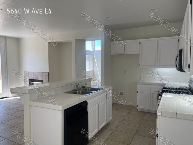 Building Photo - 5640 W Ave L4