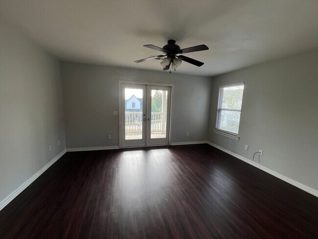 Building Photo - Three Bed / Three Bath with Fenced Yard an...