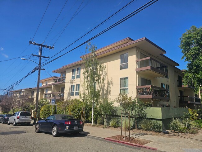 Building Photo - Cozy 2 Bedroom Condo Looking Near Piedmont...