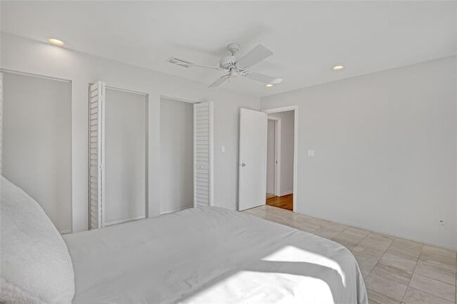 Building Photo - 4989 Pineview Cir