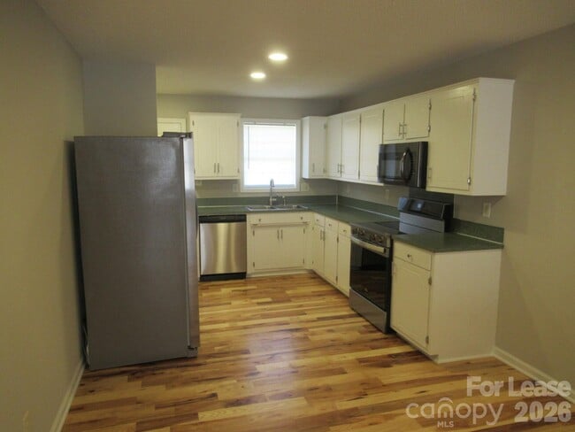 Building Photo - 822 Horseshoe Lake Rd