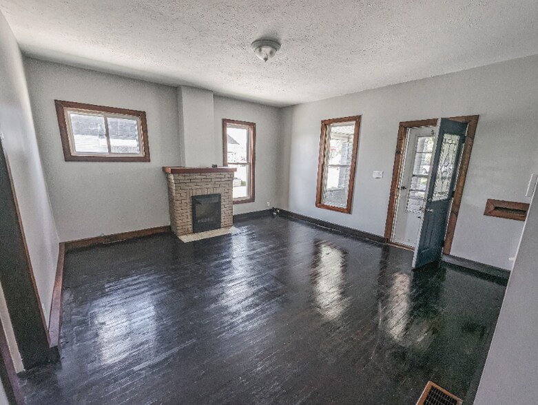 Building Photo - 337 Elm St