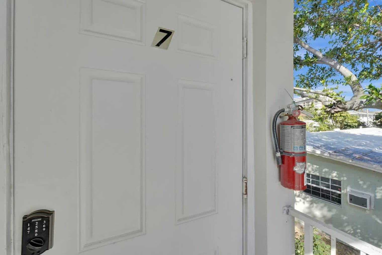 Building Photo - 906 N Riverside Dr