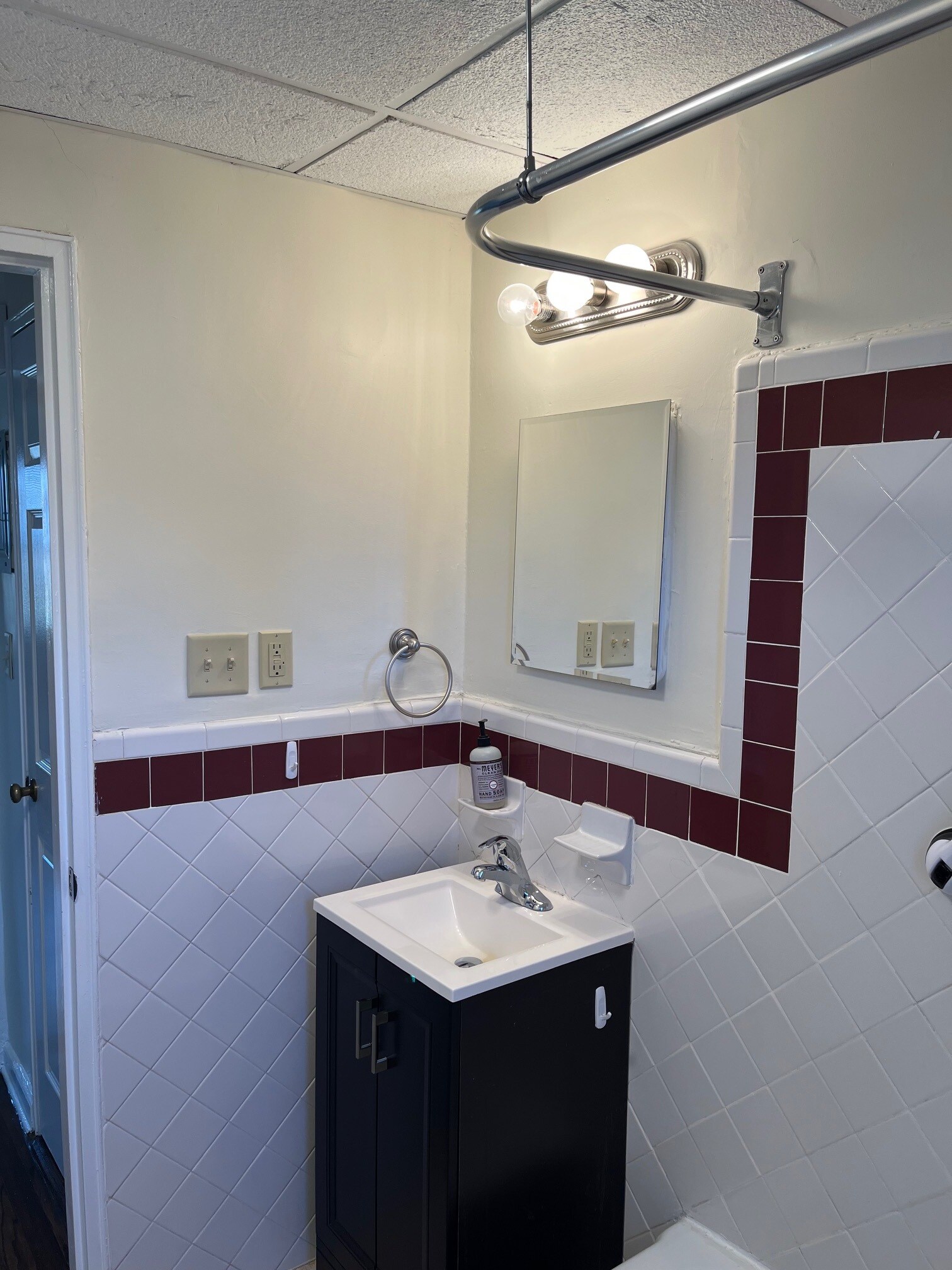 Bathroom vanity and mirror - 6A Carolyn Ter