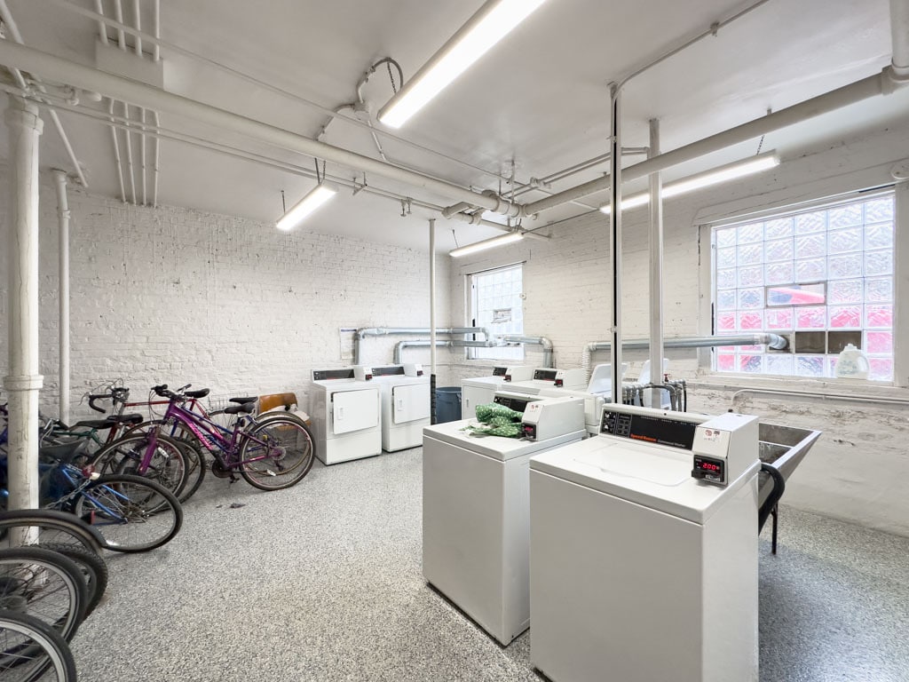 Building Photo - 2536 N Sawyer Ave