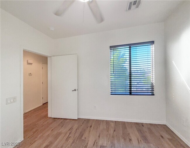 Building Photo - 6868 Sky Pointe Dr