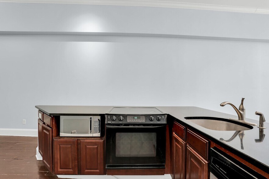 Building Photo - 321 W Broughton St