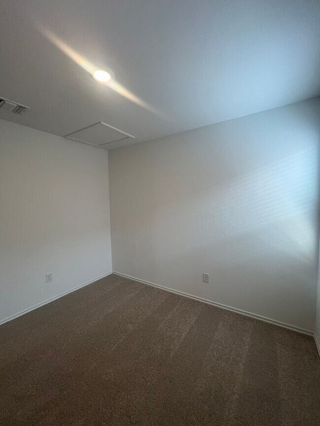Building Photo - 14810 Razorbill Dr