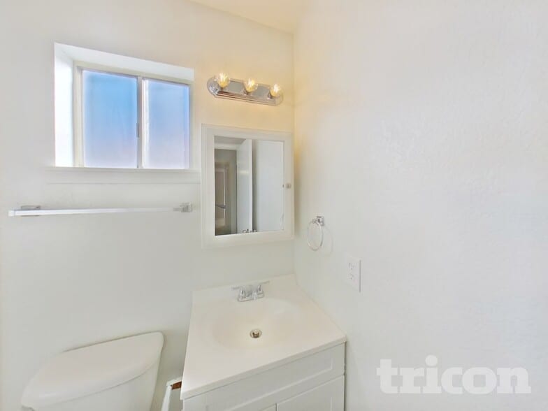 Building Photo - 1013 W Anderson Dr