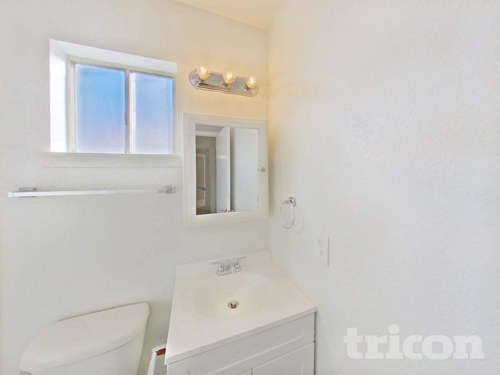 Building Photo - 1013 W Anderson Dr