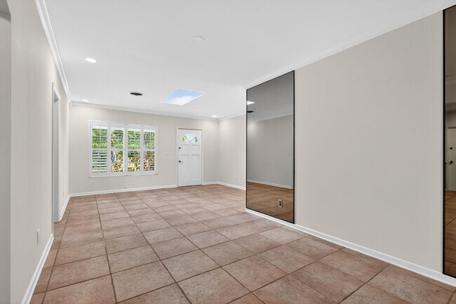 Building Photo - 606 Paulina Rd