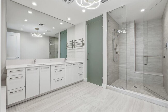 Building Photo - 301 1st St S