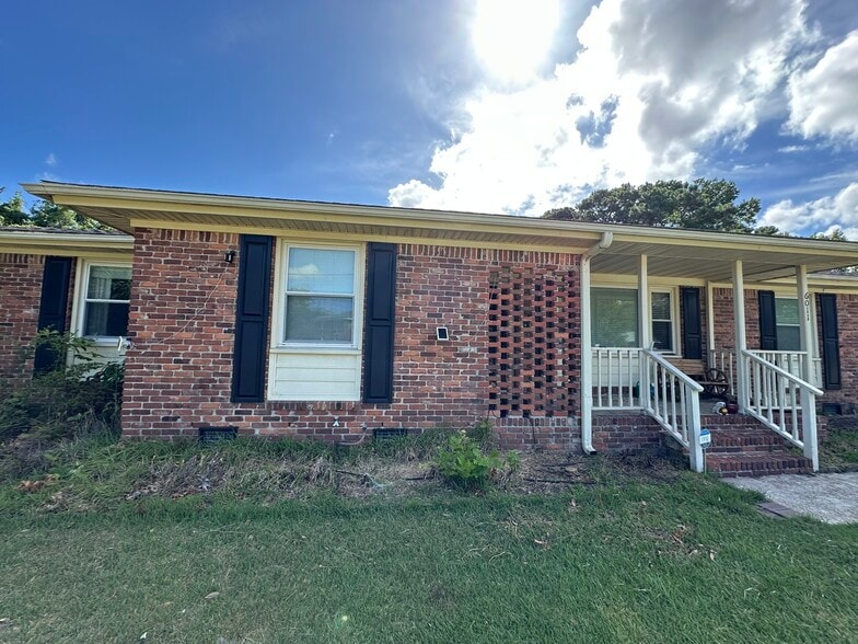Building Photo - 6011 Wedgewood Dr