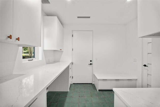 Building Photo - 2904 Westhill Dr