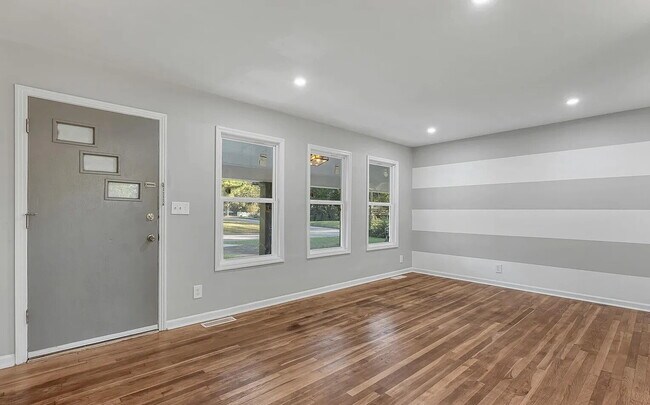 Building Photo - Coming soon, Available 4/1/26. Section 8 Welcome!!! "Ranch style 3-Bed, 2-Bath Gem with 1,344 Sq ...