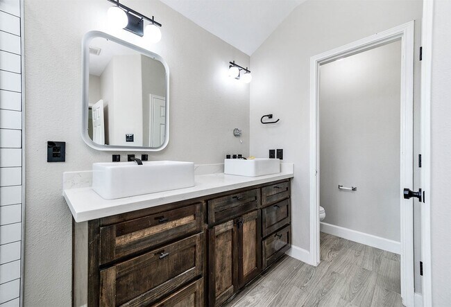Building Photo - 5006 Riverbridge Ct