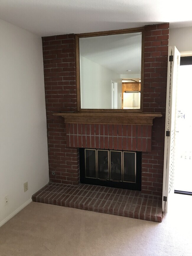 Building Photo - 2BD Condo in Silicon Beach Area Available ...
