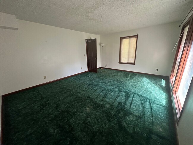 Building Photo - 6 BR 3 BA House in Colonial Hill Community