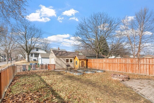 Building Photo - 2300 NE McKinley St