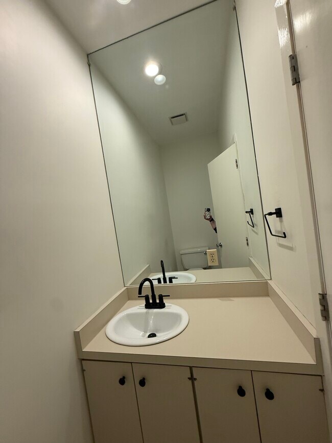 Building Photo - 561 Laurel Ave