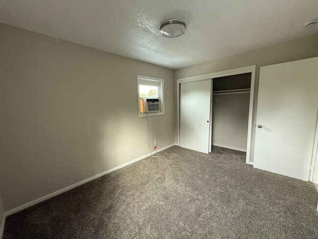 Building Photo - 2606 E Hennepin Ave