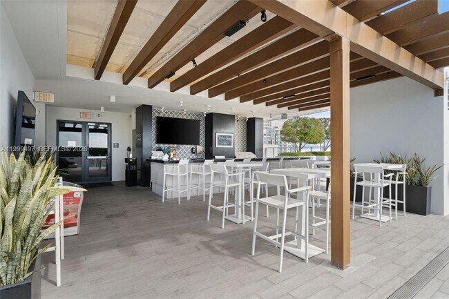 Building Photo - 1010 Brickell Ave