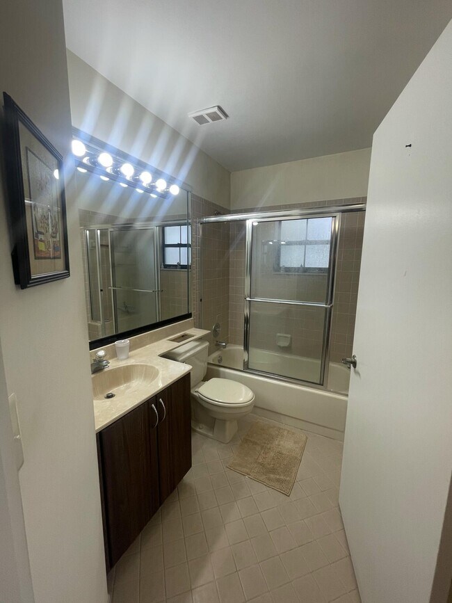 Building Photo - 5415 Verona Dr