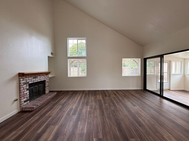 Building Photo - 1422 Eagle Ct