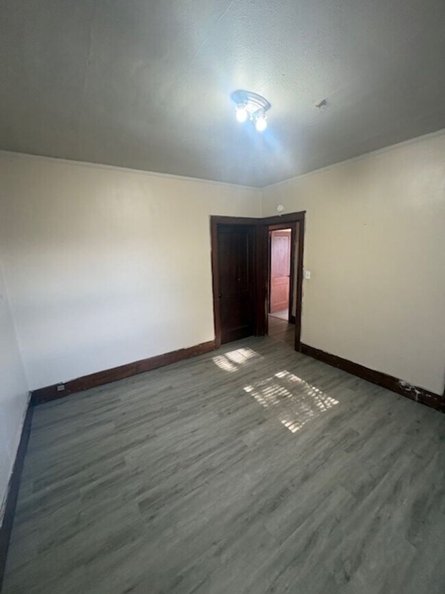 Building Photo - 1208 NE Jefferson Ave