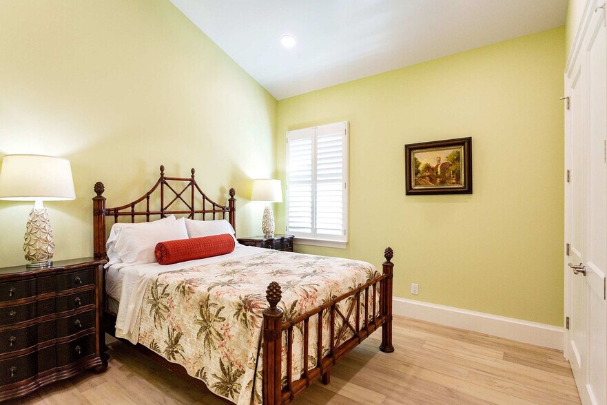 Building Photo - 828 110th Ave N