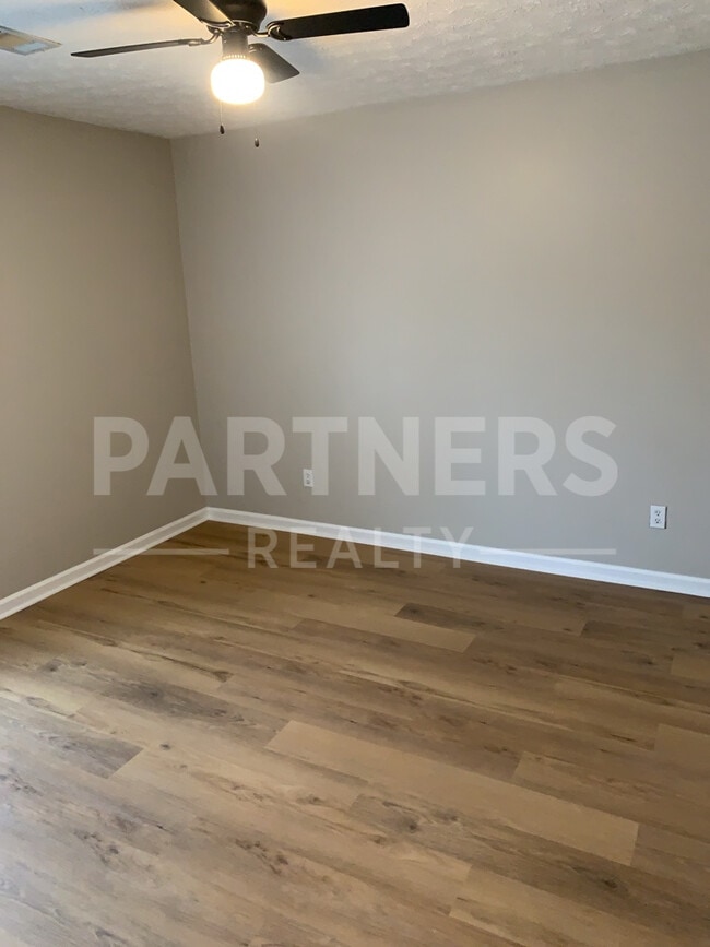 Building Photo - 6208 Sandy Ridge Curv