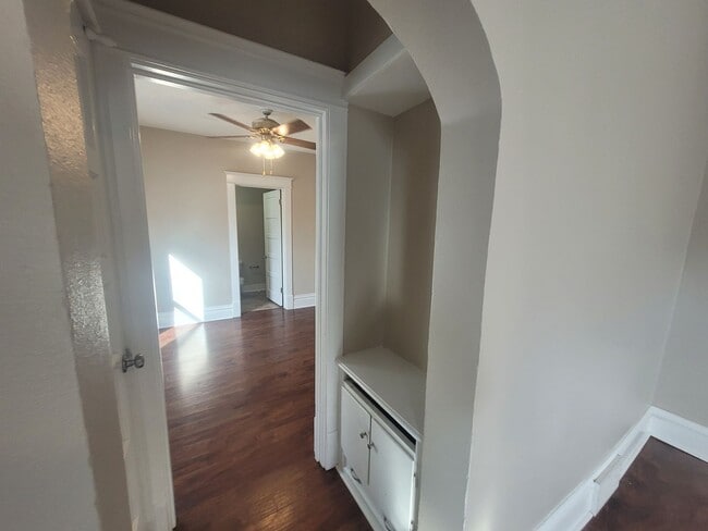 Building Photo - 6 Bedroom Home with large yard, washer/dry...