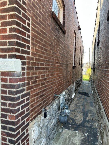 Building Photo - 4890 Margaretta Ave