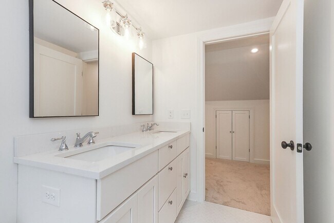 Building Photo - Four bedrooms/2.5 Baths Newly Remodeled Bay Village Home!