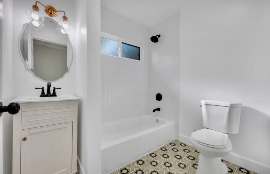 Building Photo - 1223 N Ave 45