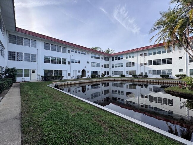 Building Photo - 100 El Camino Dr