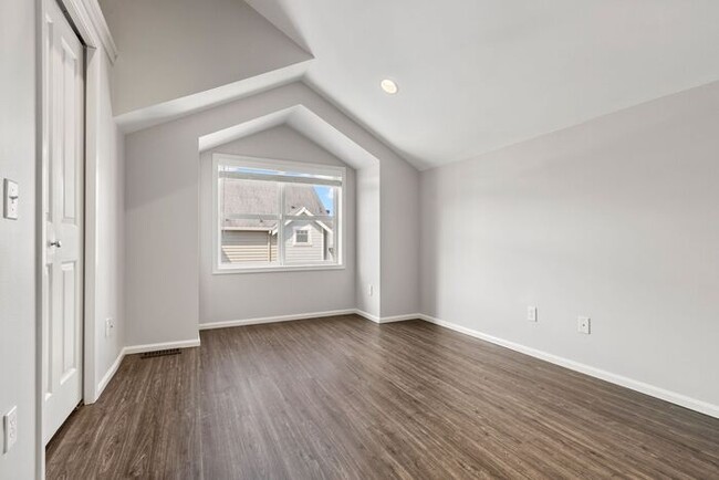 Building Photo - Charming AIR CONDITIONED Alki Townhome